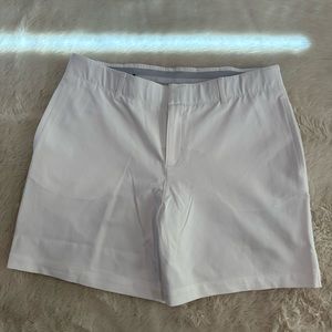 Size Medium NWOT Under Armour golf short. Never worn
